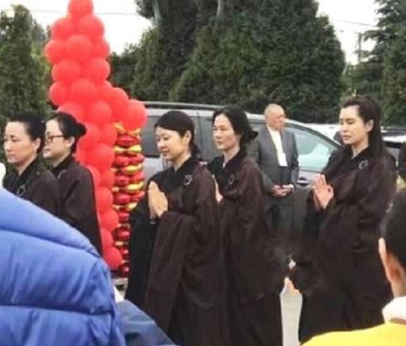 58岁王祖贤现身寺庙，岁月静好的美人生