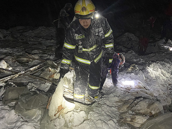 辽宁遭遇近60年一月最强降雪，多地交通受阻，城市积极应对