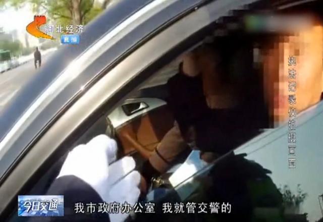 司机疯狂涨价威胁乘客你敢动我就捅死你？警方果断出手，背后真相深度剖析