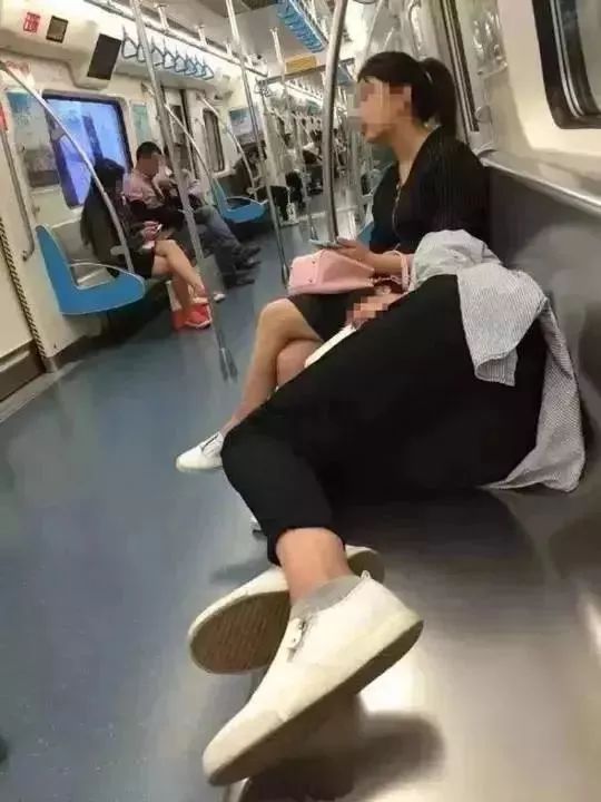 女子地铁躺地上睡着，深度探究背后的故事与启示