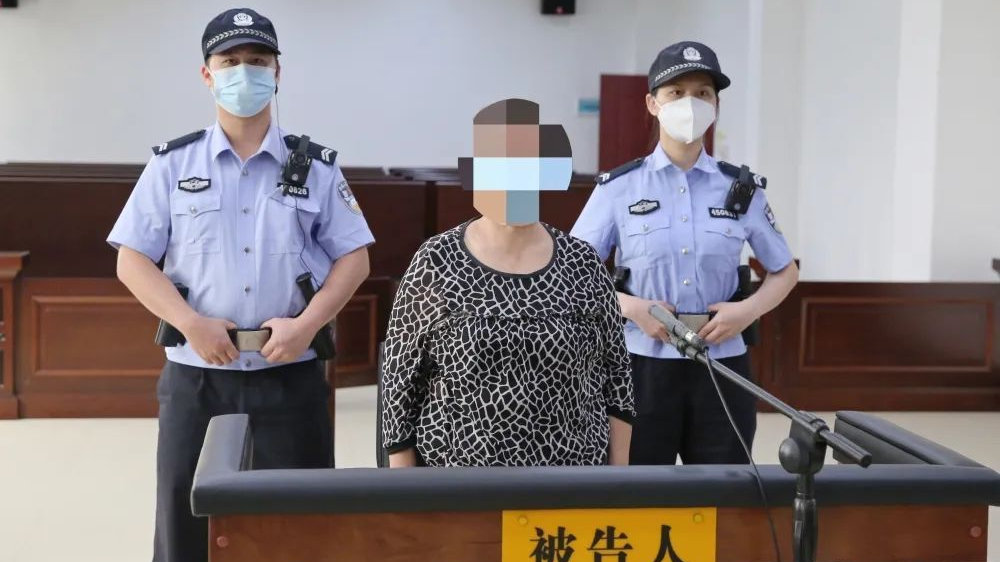 惊爆！女警长挥霍公款76万买买买惹祸，铁窗生涯揭秘其罪与罚！