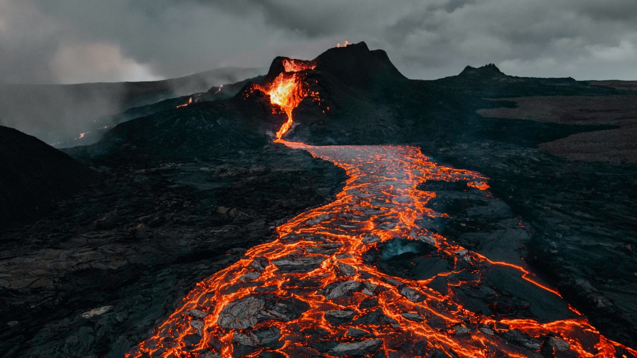 美国火山喷发震撼达60米，灾难预警与地质奇观之间的博弈