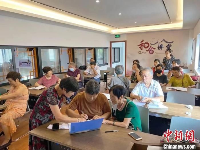 千万60后涌入老年大学，掀起学习热潮背后的故事