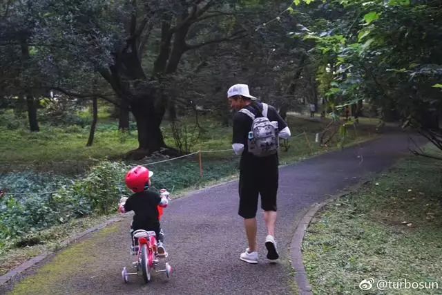 偶遇邓超孙俪携家人日本游玩，神秘之旅背后的故事！