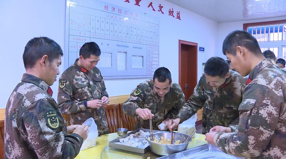 母亲包饺子送儿踏上征程，饺子背后的家国情怀与深沉母爱